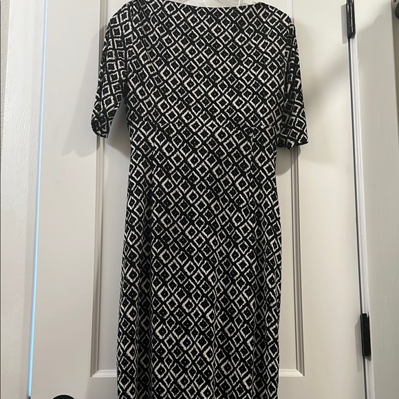 Chic Black and White Geometric Dress - Picture 4 of 5